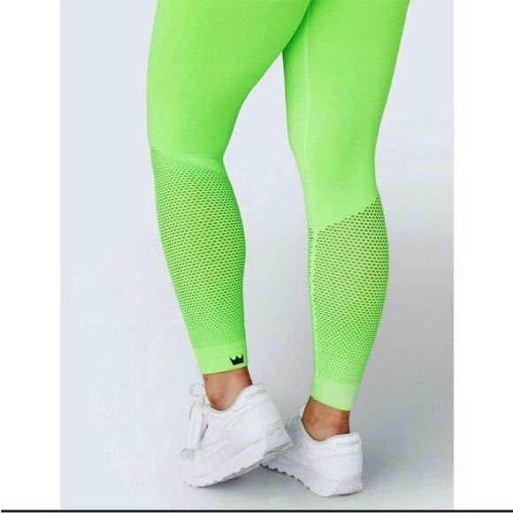 SHEFIT SEAMLESS LEGGINGS SIZE MEDIUM - Picture 10 of 10